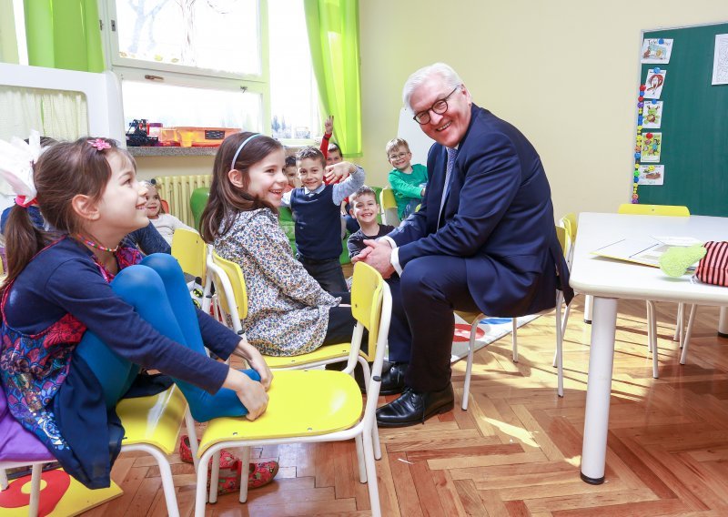 Njemački predsjednik sjeo s klincima u klupe i ručao u školskoj menzi