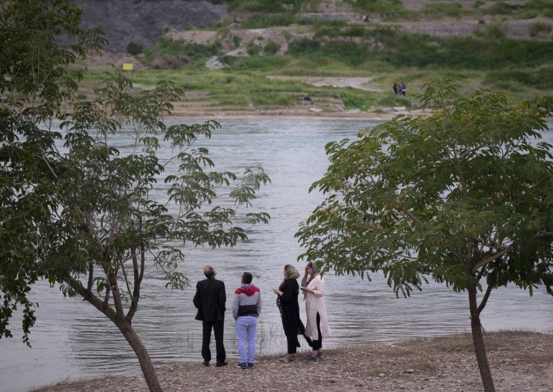 Potonuo brod koji je obitelji prevozio na piknik, najmanje 54 mrtvih i 28 nestalih