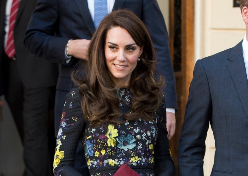 Kate Middleton: Novi look i stari trik s torbicom