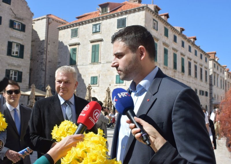 'Vlada se veseli dizanju kreditnog rejtinga jer će se moći dodatno zaduživati za razne ortake, puniti crne fondove...'