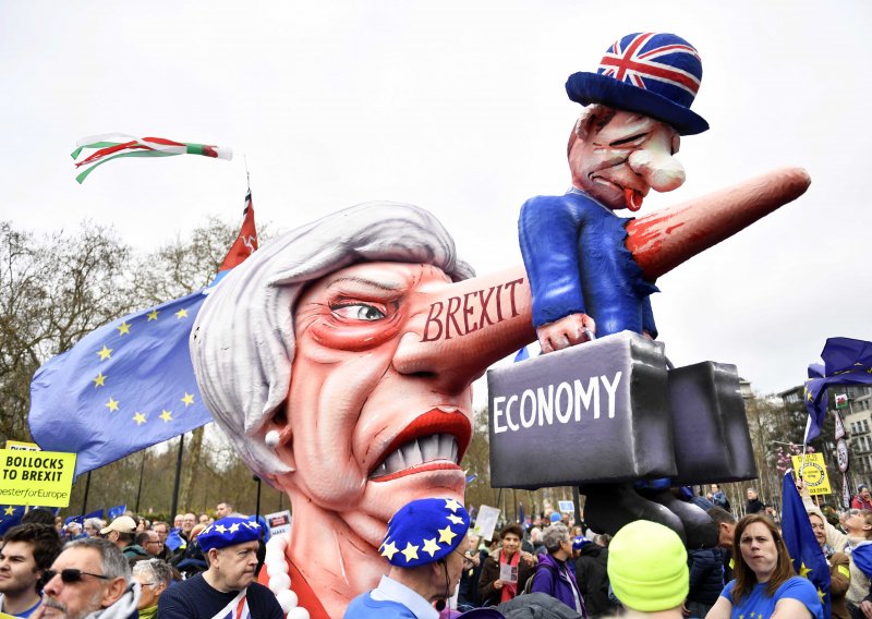 Prosvjed protiv Brexita izveo na ulice nevjerojatnih milijun ljudi: 'Theresa, raširi zavjese, upali TV, ovo je Britanija'