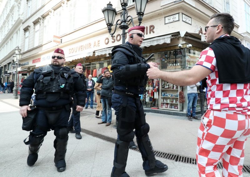 Ružne scene u Budimpešti: mađarski huligani napali hrvatske navijače