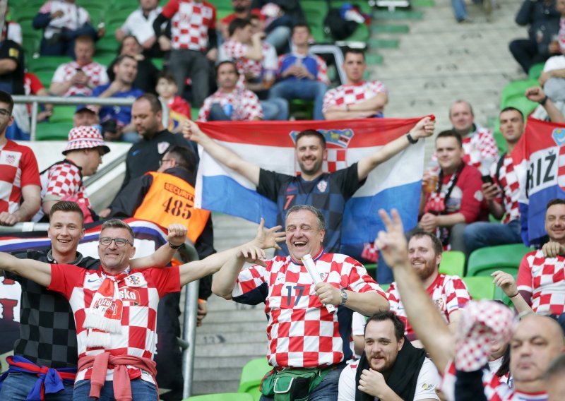 Hrvatski su navijači, za razliku od naših reprezentativaca, uspješno parirali glasnim Mađarima u Budimpešti