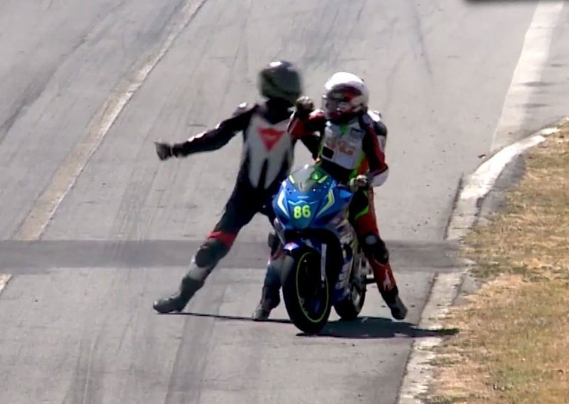 Nevjerojatne scene na utrci motociklista; oba su vozača zbog ovog incidenta na trkaćoj stazi zaradila drastične kazne