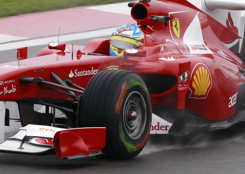 Alonso najbrži na treningu, Vettel razbio bolid