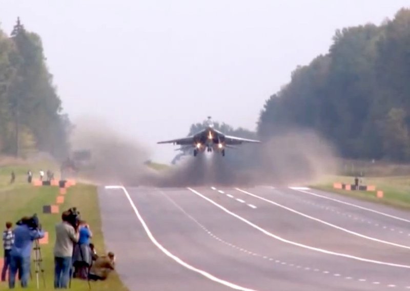 Jeste li ikad vidjeli kako MiG-29 slijeće na autocestu?
