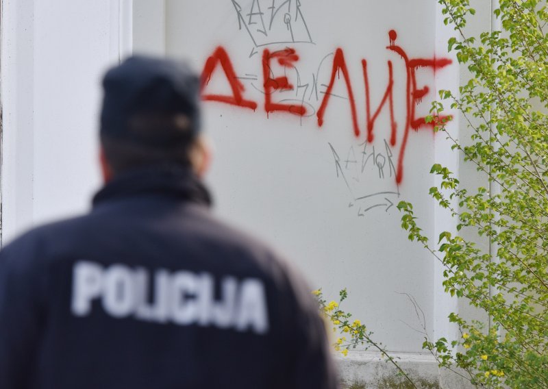 [FOTO/VIDEO] Šibenik ovo ne pamti; u naselju Meterize osvanuli provokativni grafiti navijača Crvene zvezde