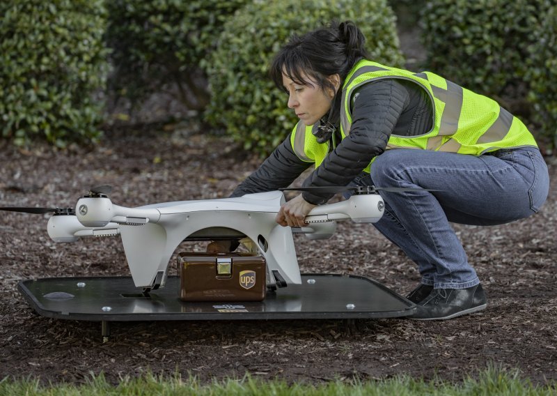 Sve za jedan dan: Američki USP isporučio prvi paket dronom