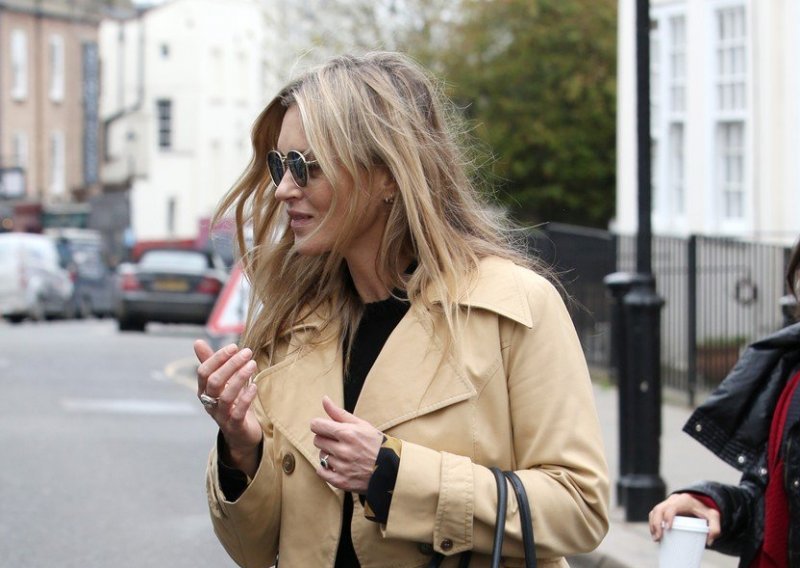 Kate Moss kulerski nosi komad odjeće koji svaka žena ovoga proljeća mora imati u ormaru