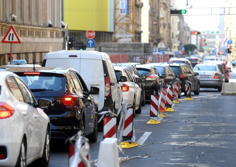 Kolone na granici sa Slovenijom, vjetar pomutio vozni red katamarana