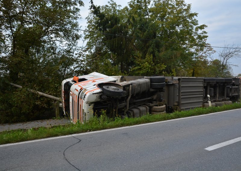 Na A3 prevrnuo se tegljač, jedna osoba ozlijeđena