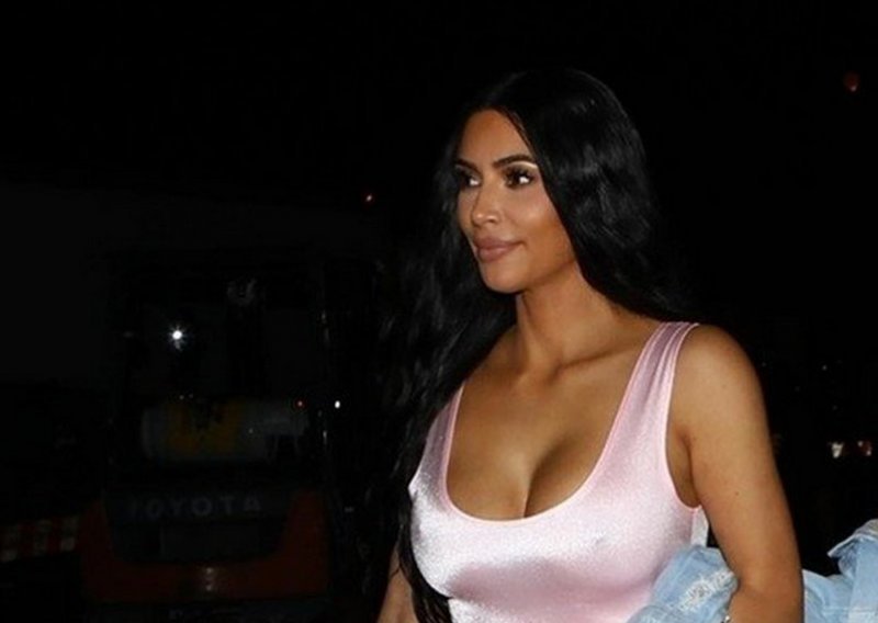 Kim Kardashian zavodi u ružičastom