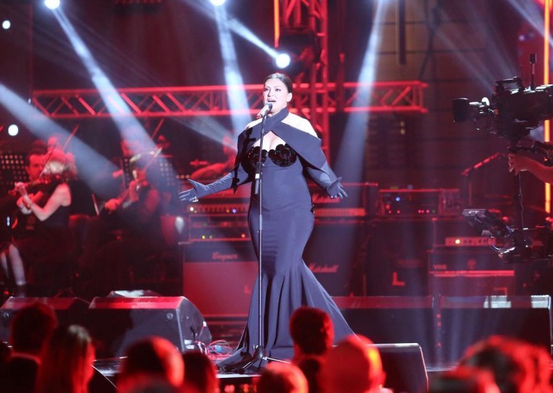 Nina Badrić otvorila najveću dodjelu glazbenih nagrada