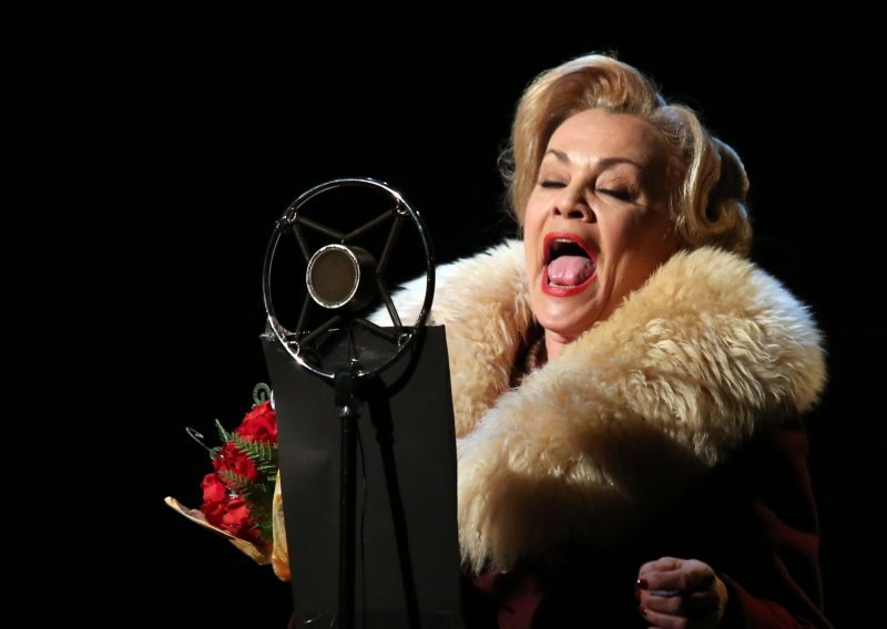 Vodimo vas na glazbenu komediju 'Famozna', temeljenu na istinitoj priči o uspjehu najgore operne pjevačice na svijetu