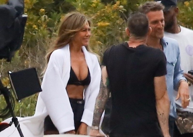 Bujni dekolte u prvom planu: Jennifer Aniston na seksi snimanju
pozirala samo u grudnjaku