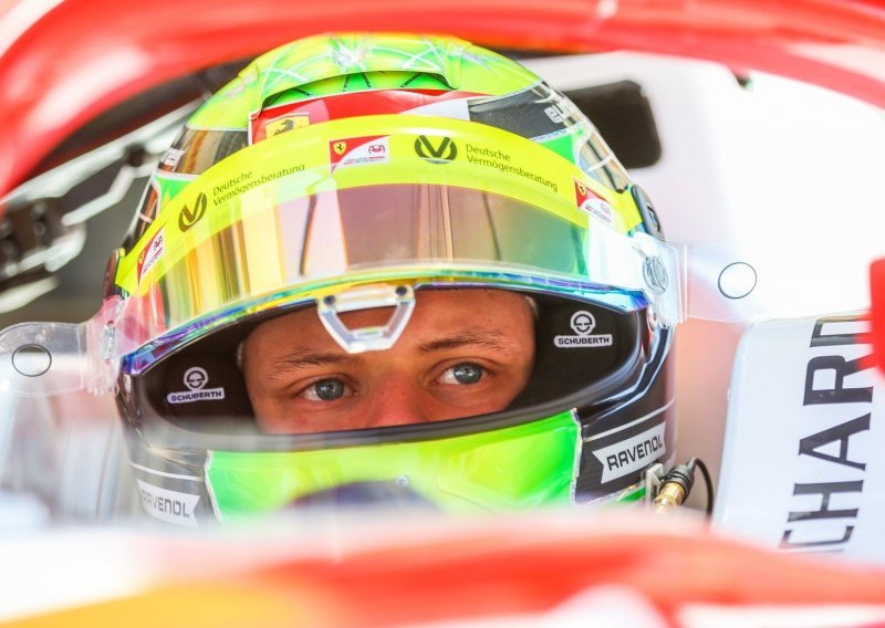 Schumacherov sin izlazi na stazu u bolidu kojim je Michael stigao do sedmog naslova prvaka