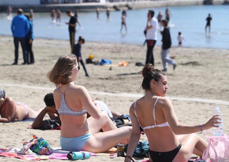 [FOTO] Pogledajte kako su Splićanke i Splićani iskoristili ljetno vrijeme na Bačvicama