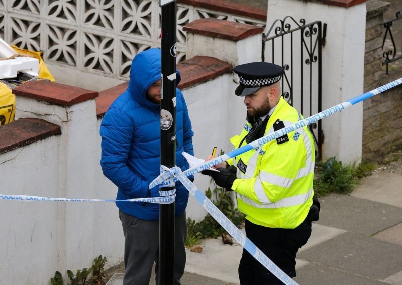 Nepoznati napadač nožem ozlijedio četiri osobe u Londonu