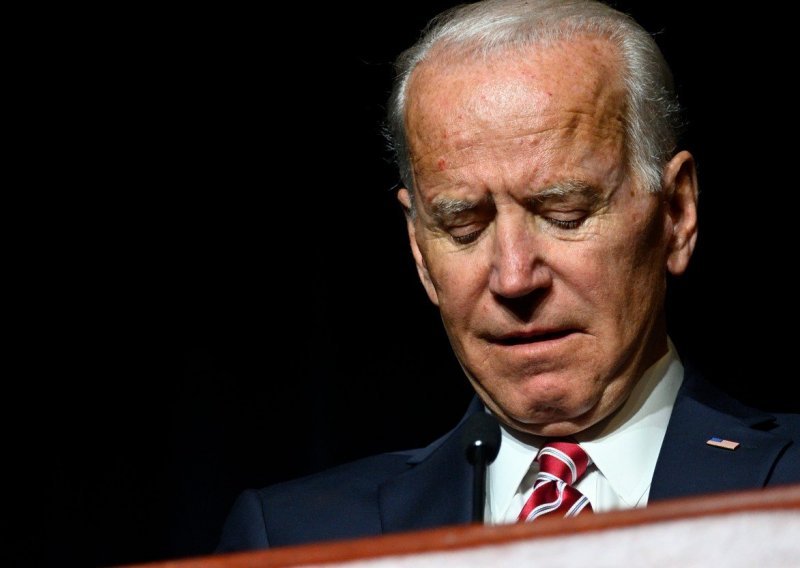 Bivši američki potpredsjednik Joe Biden brani se od optužbe za neprimjeren poljubac