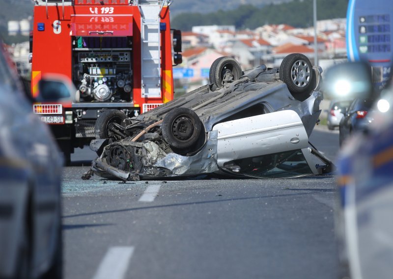 [FOTO] Auto udario u ogradu i prevrnuo se na krov, jedna osoba ozlijeđena