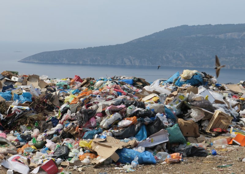 Ćorić spustio rampu na 27 odlagališta otpada, otočani bijesni: Usred sezone bit ćemo zatrpani smećem!