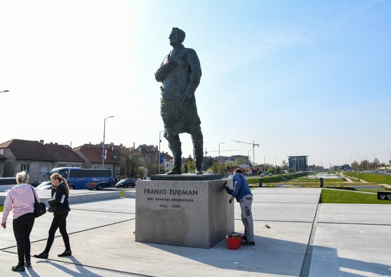 Išaran Tuđmanov spomenik, netko napisao 'Bandiću, lopove' i 'Mila' uokvireno srcem