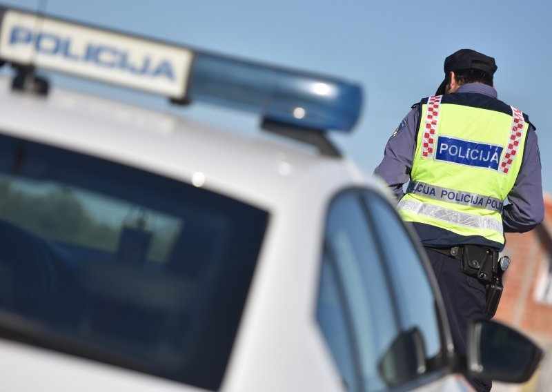 Državljanin Srbije kod Murskog Središća u bijegu od policije automobilom punim migrantima sletio s ceste