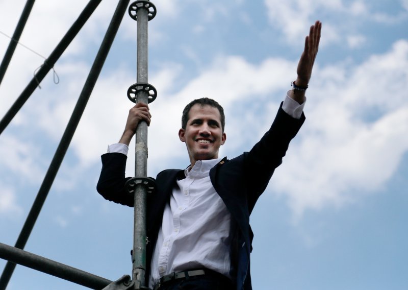 Juan Guaido ostao bez imuniteta, izaziva vlasti da ga uhite