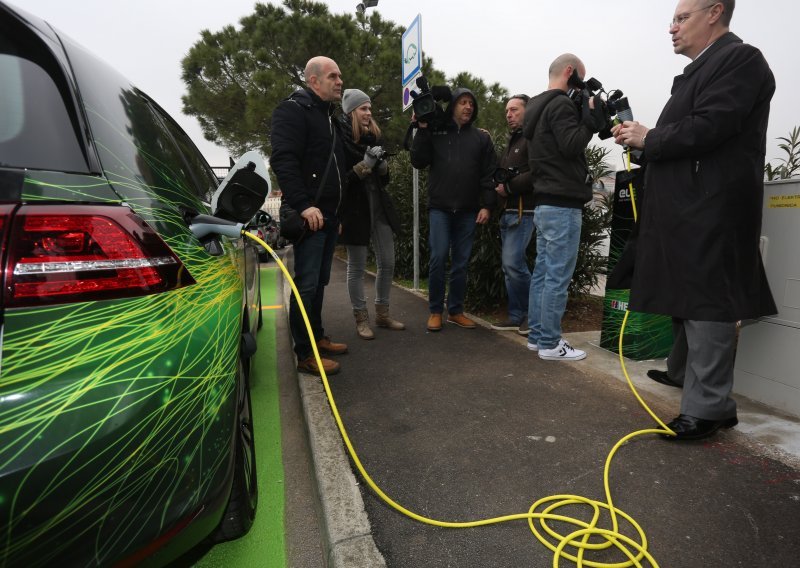 Građani od jutra u redu za poticaje za električna vozila