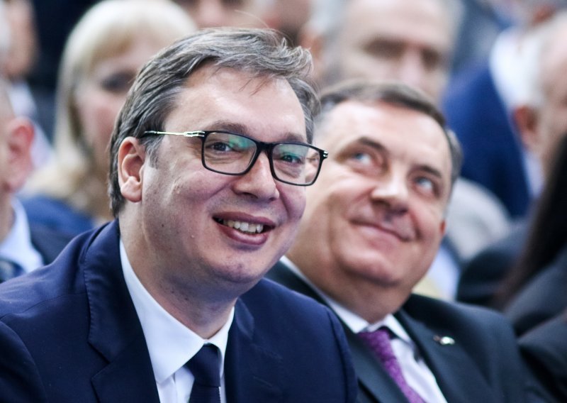 Večeras Vučićev skup u Beogradu, oporbi poručuje: Srbija nije fontana želja