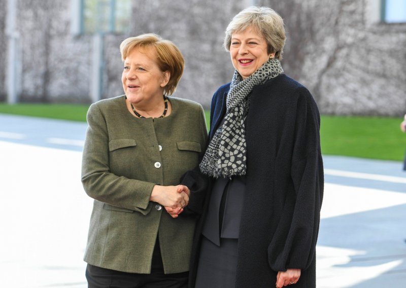 [VIDEO] Sama na crvenom tepihu: Pogledajte kako je Theresa May 'izvisila' u Berlinu