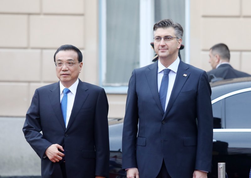 Kineski premijer u Vladi, s Plenkovićem potpisuje deset ugovora, razmjenjuju i zanimljive poklone