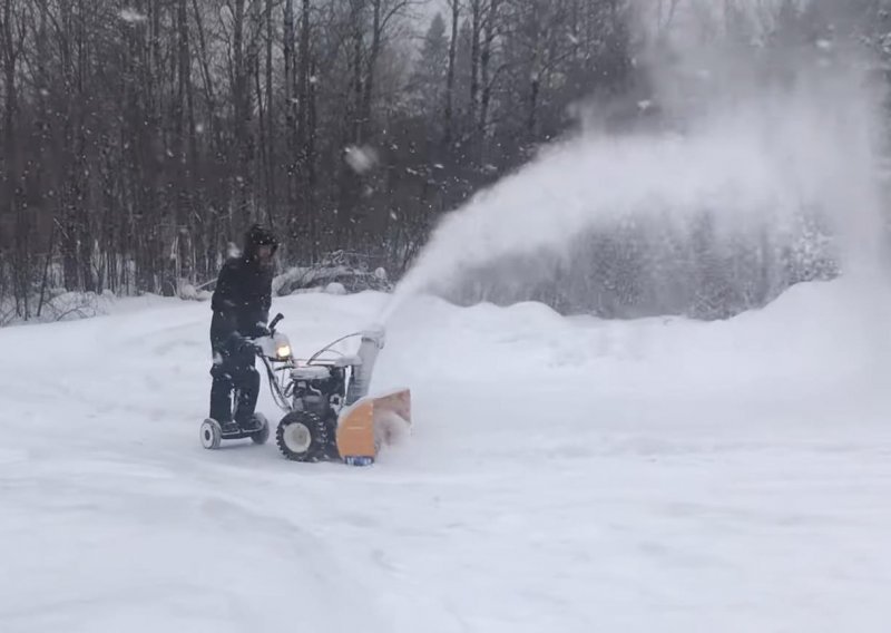Praktični Amerikanac pronašao novi način na koji čistiti snijeg