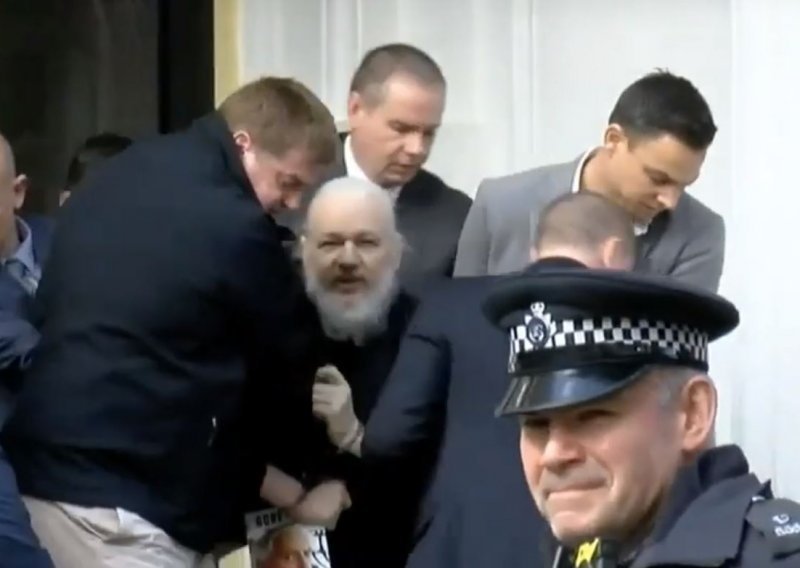 [VIDEO] Julian Assange izveden iz ekvadorske ambasade u Londonu i uhićen
