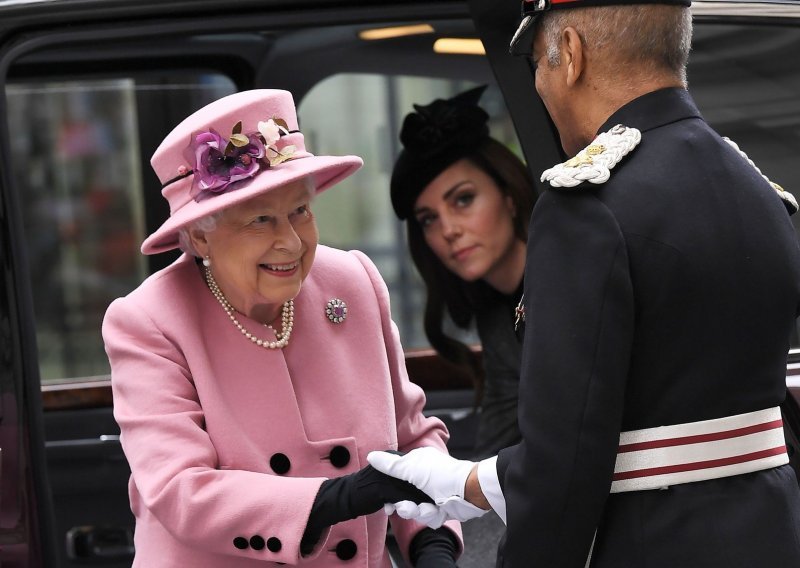 Na privatnoj poduci kod kraljice: Kate Middleton već se priprema za dan kada će njezin suprug naslijediti tron