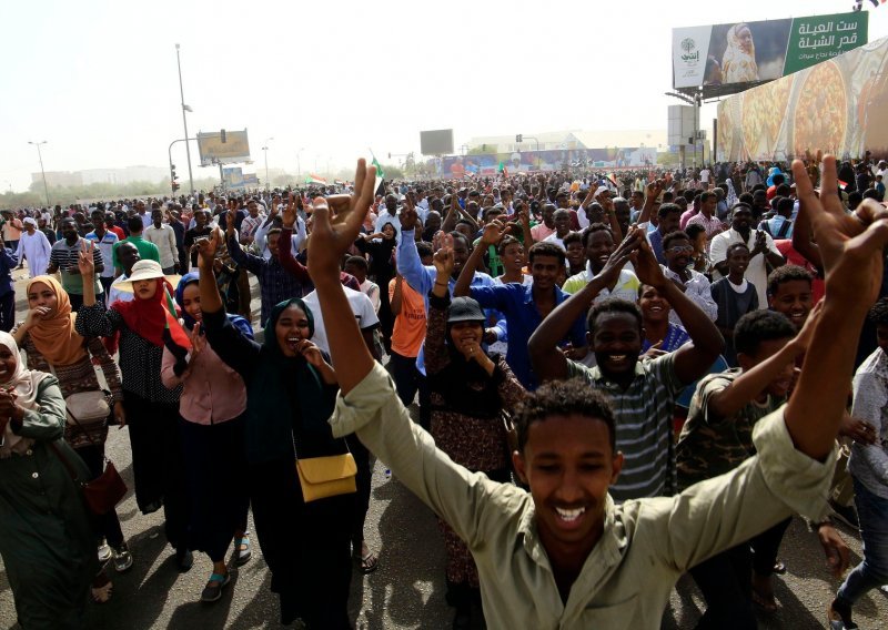 Prosvjednici u Sudanu tvrde da je vojno vijeće dio starog režima