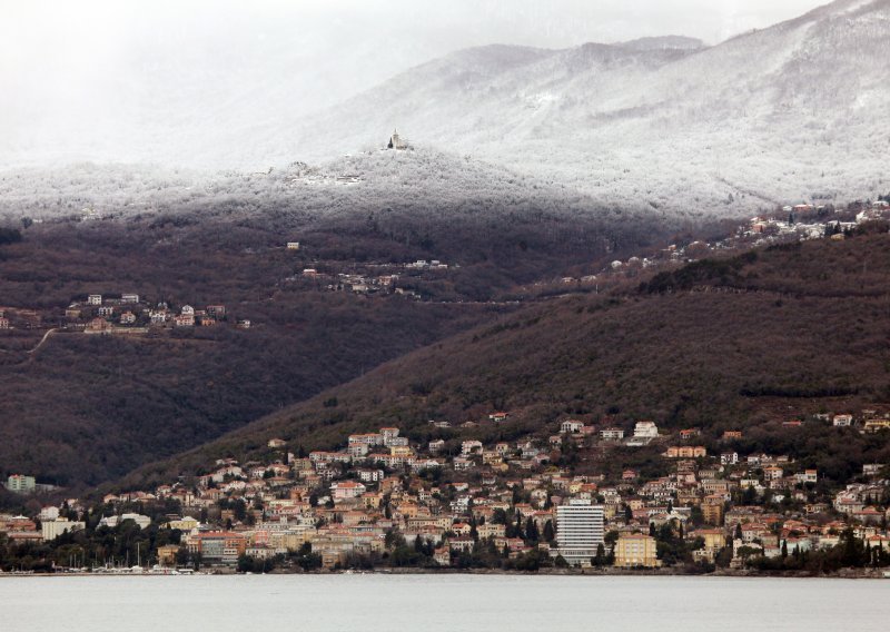 Snijeg nadomak mora, pada na Učki i Platku; snježna granica spustila se na 500 metara nadmorske visine