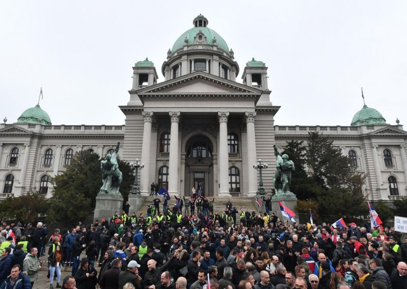 Policija za svaki slučaj okupirala parlament u Beogradu