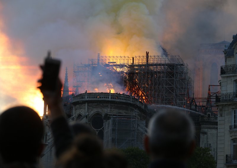 Iz cijelog svijeta pristižu poruke tuge, nevjerice i suosjećanja na dramatične prizore katedrale Notre Dame u plamenu