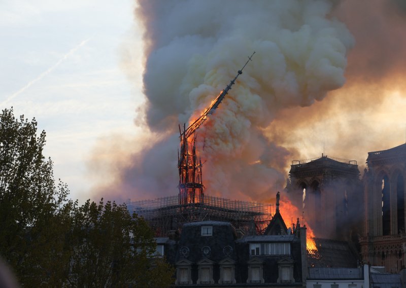 Francusku šokirao strašan požar u pariškoj katedrali Notre Dame