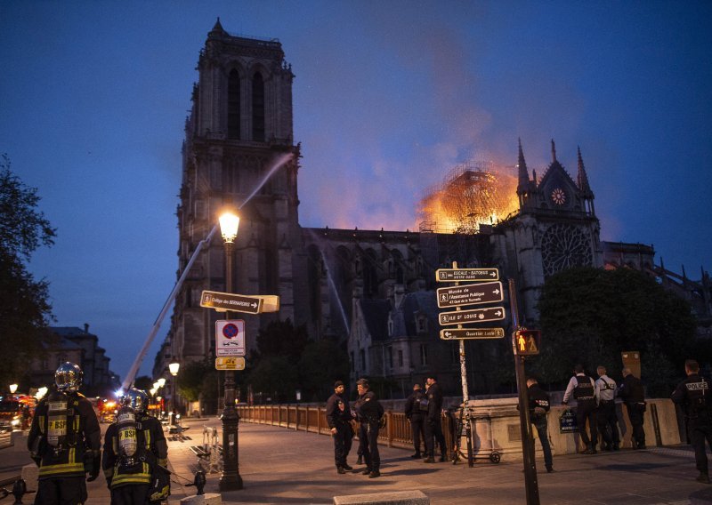 Nakon osam sati vatrene stihije požar u katedrali Notre Dame stavljen pod kontrolu: Najgore je izbjegnuto