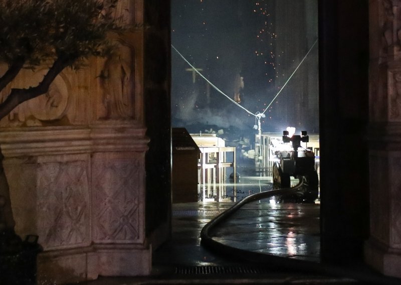 [FOTO] Prve slike ulaska vatrogasaca u unutrašnjost katedrale Notre Dame