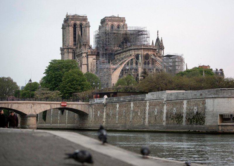 Kamera bi mogla otkriti uzrok požara na crkvi Notre-Dame