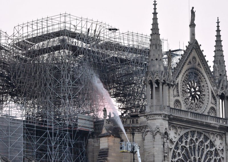 Policija otvorila istragu o požaru u Notre Dameu, pretpostavljaju da je u pitanju bio nesretan slučaj