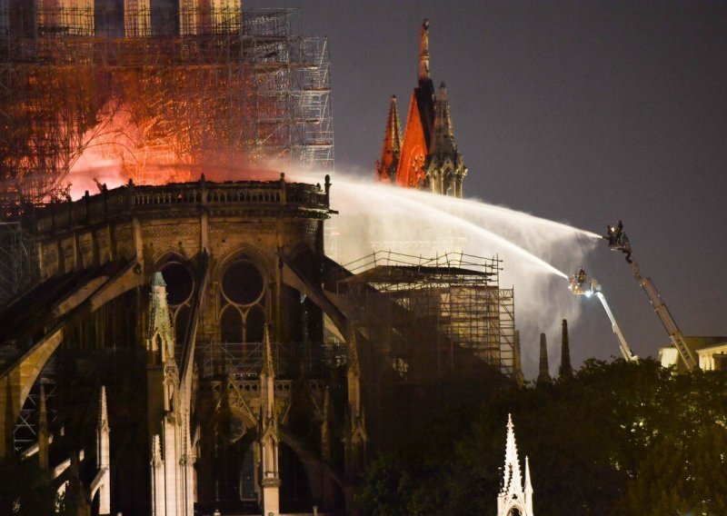 Milijarderi i privatni donatori obećavaju pomoć za obnovu Notre-Dame