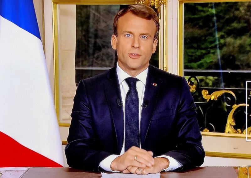 Macron najavio da će katedrala Notre Dame biti obnovljena za pet godina