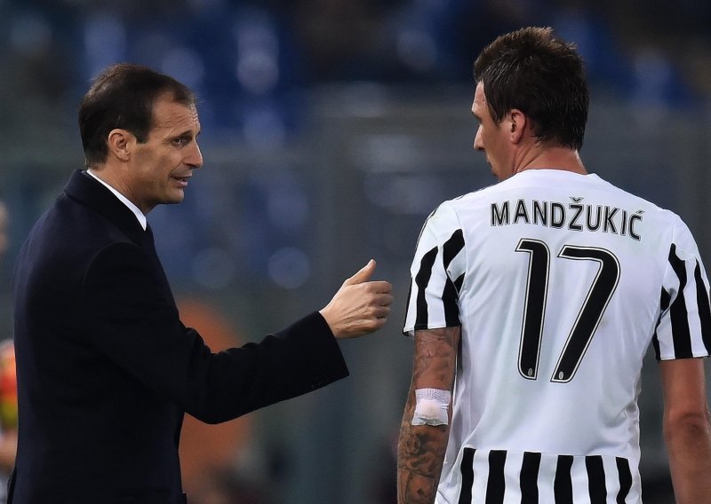 Uoči svoje zadnje utakmice na klupi Juventusa, Allegri se dotakao Mandžukića i nasmijao javnost