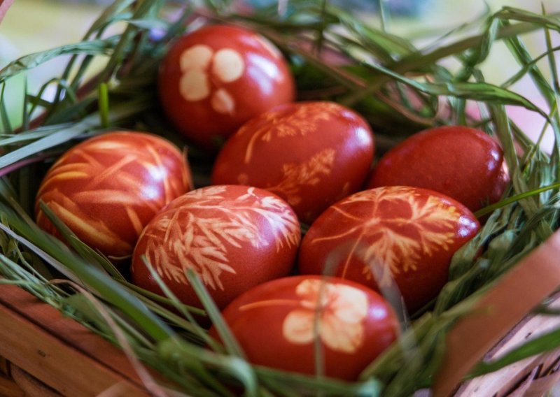 Ovoga Uskrsa obojajte jaja na prirodan način, a evo kako ćete postići najljepše boje
