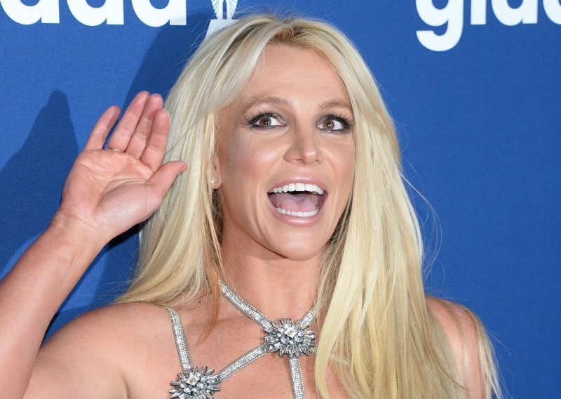Obožavatelji dvoje oko mentalnog zdravlja i situacije koja je zadesila Britney Spears, a sumnju potpiruje i njezina majka
