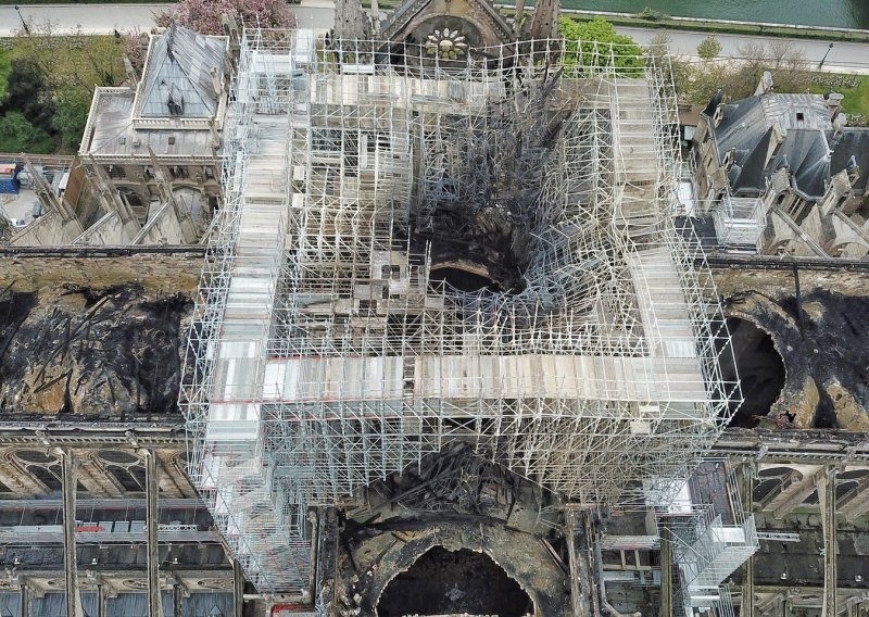Parižani na uskrsnoj misi mole za brzu obnovu Notre-Damea